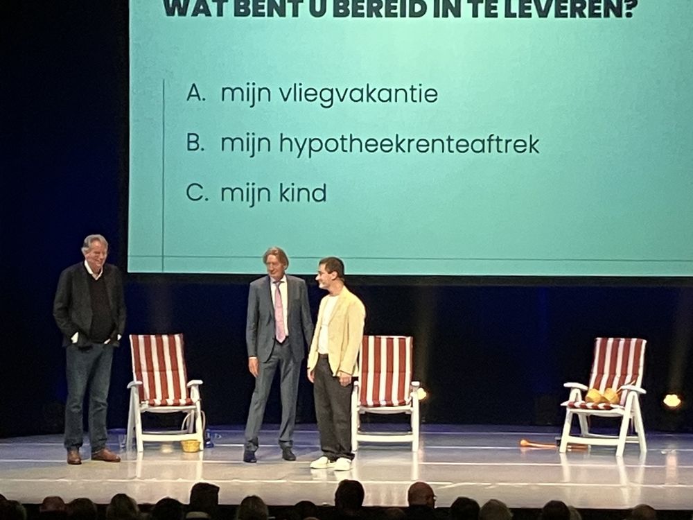 De zaal diende zijn / haar verantwoordelijkheid te nemen voor alles wat de afgelopen wel of niet gebeurd is. En zijn we bereid iets in te leveren? Apeldoorn gaf massaal de vliegvakantie en de hypotheekrenteaftrek op. Alleen bij het afzien van kinderen waren er minder handjes