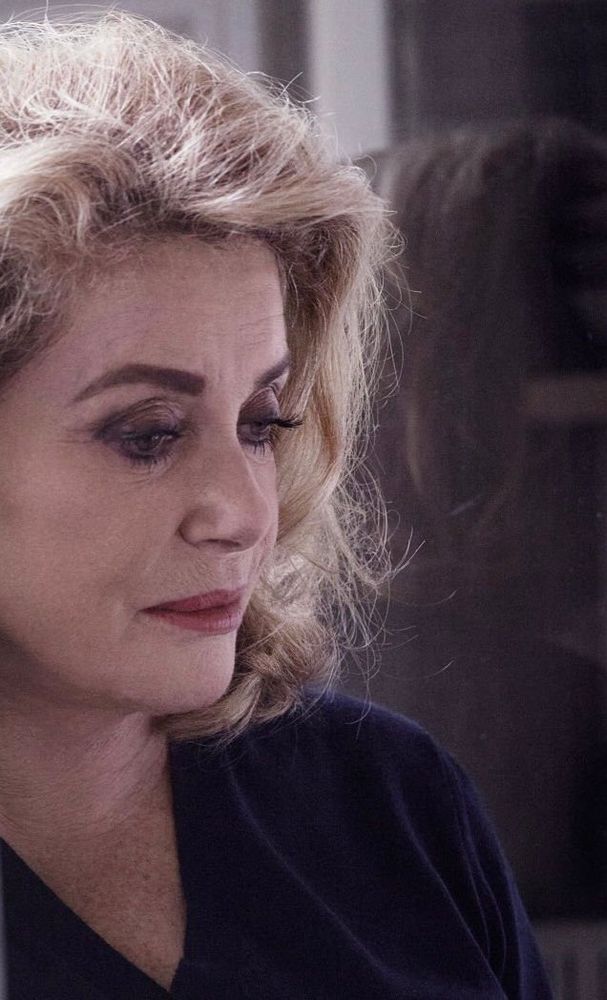 Portait rapproché et en couleur de Catherine Deneuve