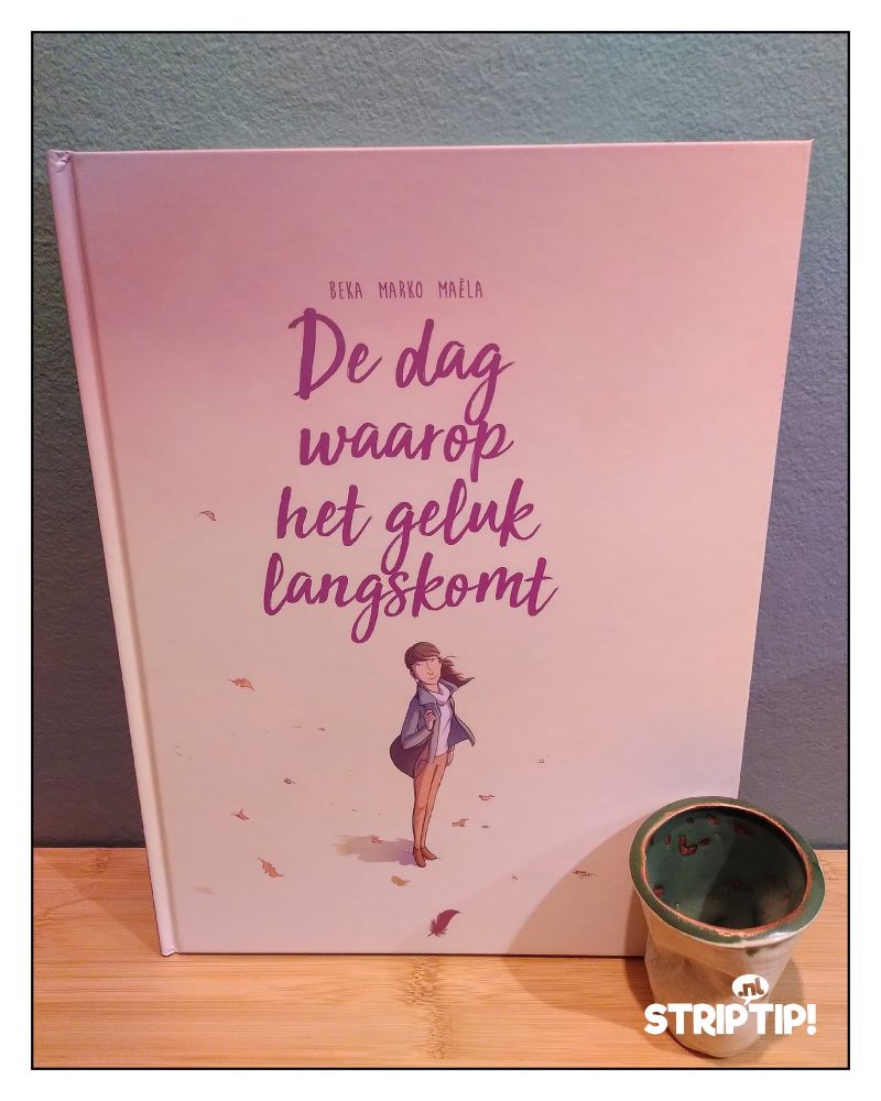 De cover van het stripboek De dag waarop 6: 'De dag waarop het geluk langskomt', door BeKa en Marko. Afgebeeld staat de hoofdpersoon en wat bladeren van een bloom. 