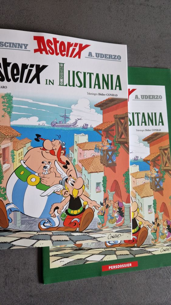 Een foto van het stripboek Asterix in Lusitania, en het bijbehorende persdossier. 