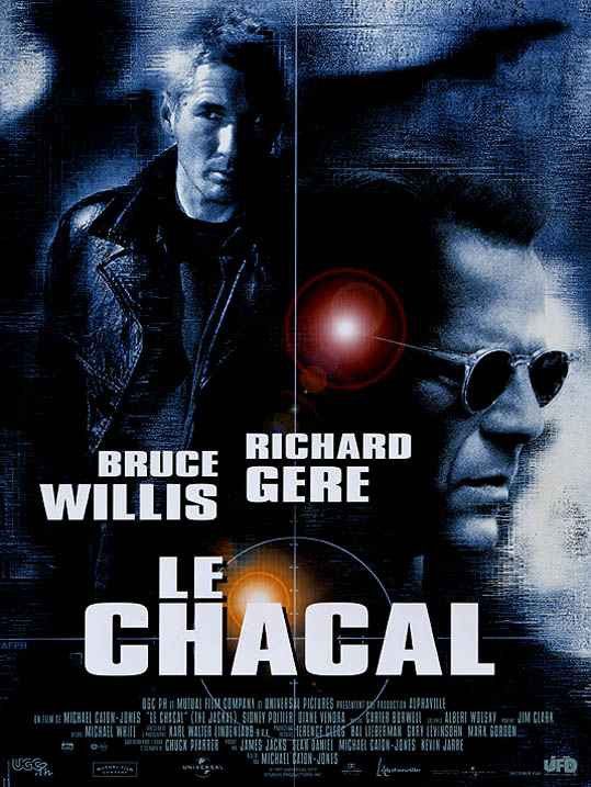 Affiche du film "Le Chacal". Coupée en deux verticalement, elle montre les deux protagonistes du film, interprétés par Richard Gere et Bruce Willis sur fond noir bleuté avec un phare rouge et un phare jaune de part et d'autre de la ligne de séparation. 