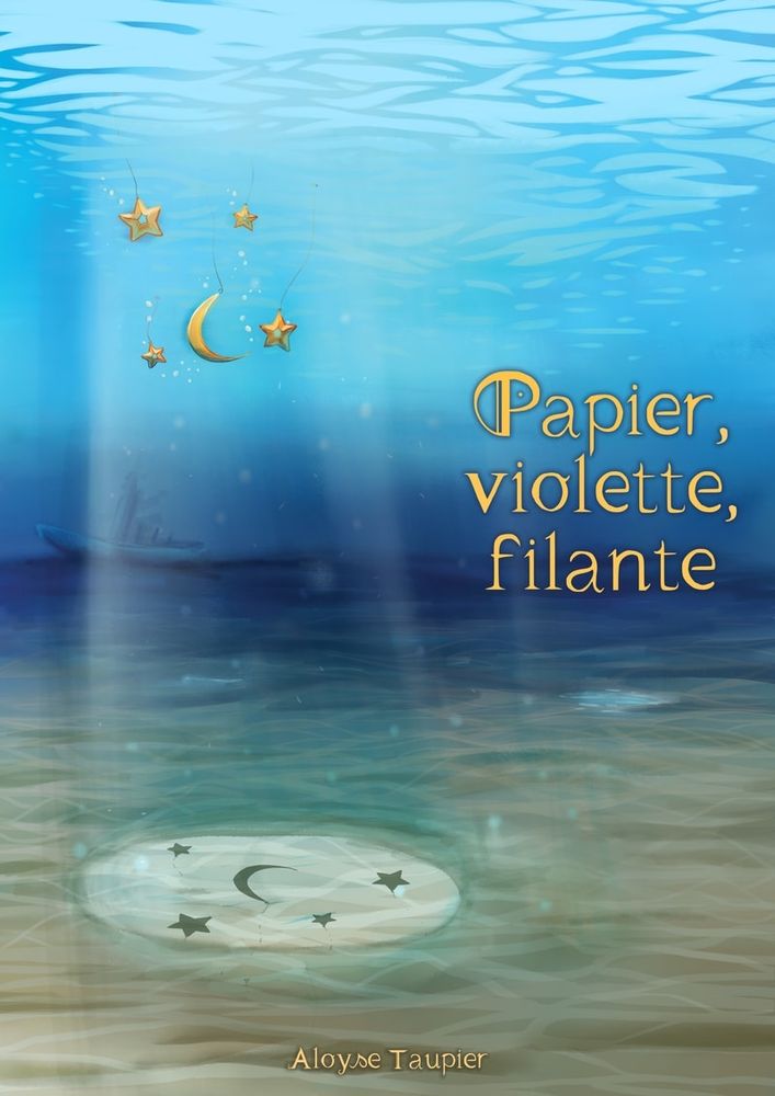 L'image représente la couverture du livre Papier, violette, filante. Le titre est écrit en doré à droite au centre, et le nom de l'auteurice, Aloyse Taupier, au centre en bas. L'image représente des fonds marins, avec un point de vue comme assis dans le sable en levant les yeux vers la mer. Par terre il y a des jeux de lumière, une carcasse de bateau en fond, et en haut à gauche des mobiles dorés, un croissant de lune et trois étoiles, comme suspendus dans la mer. 