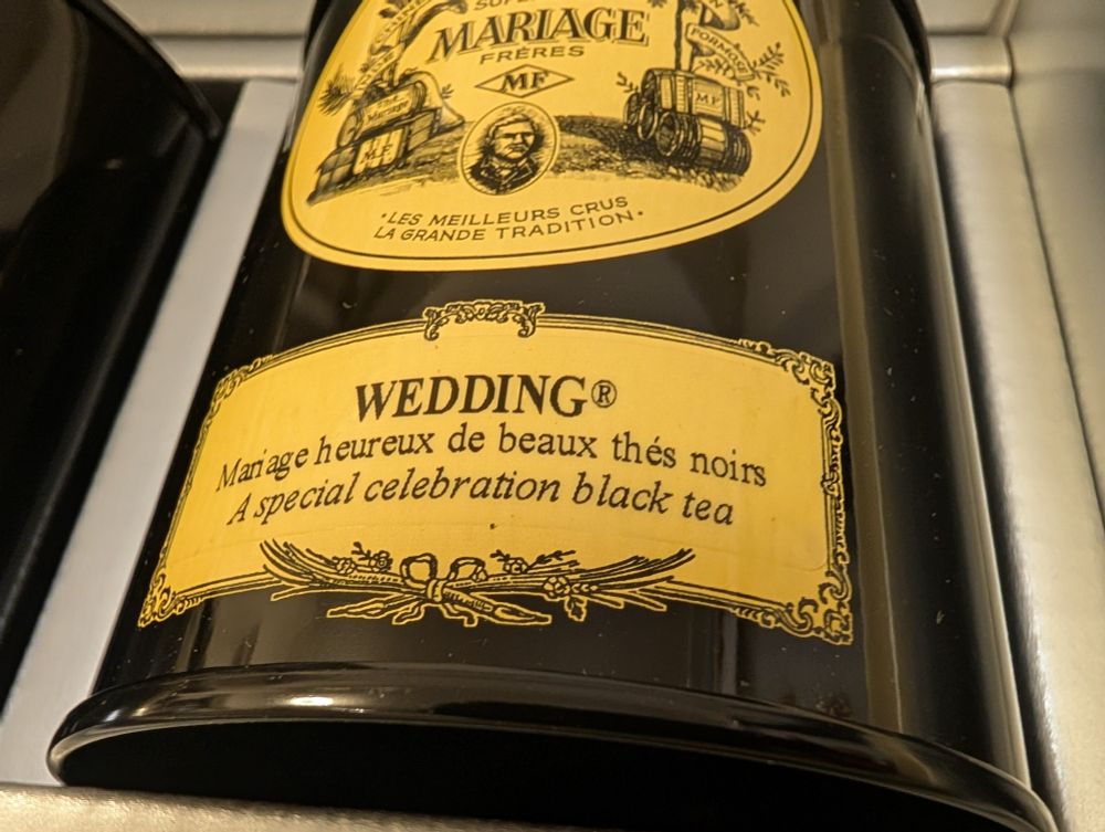 Weddingという紅茶の缶です