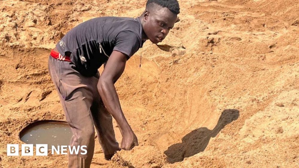 Zimbabwe drought: Digging riverbeds in desperate search for water