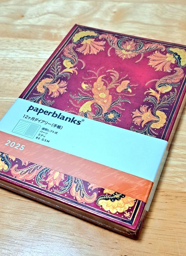 ペーパーブランクス・ダイアリー2025「フィアンメッタ」。
