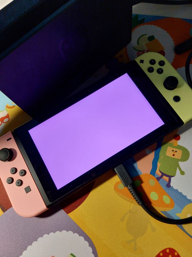 Una nintendo switch con una pantalla en rosa
