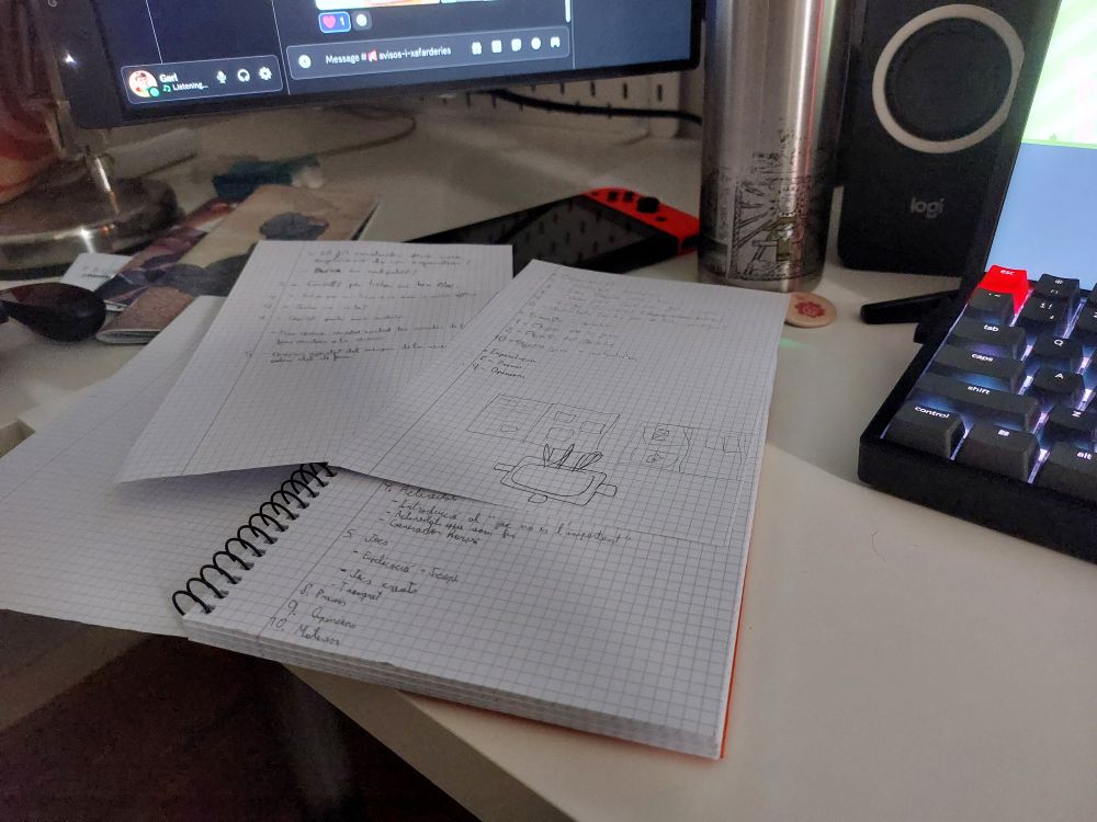 Una libreta con varias páginas arrancadas y un montón de apuntes