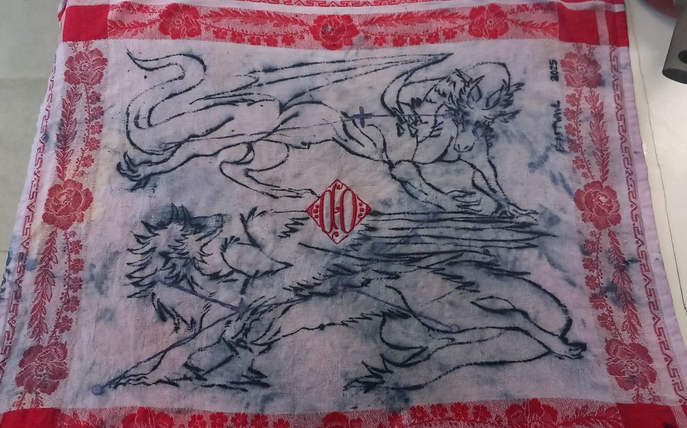 "The Lovers", a tea towel tint with logwood that features two dragons looking at each others. Two constellations are visible: aries and cancer.