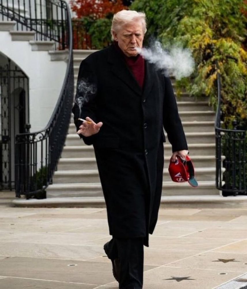 Bearbeitetes Bild von Donald Trump, rauchend und Basecap in der Hand. Schwarzer Mantel, roter Pulli