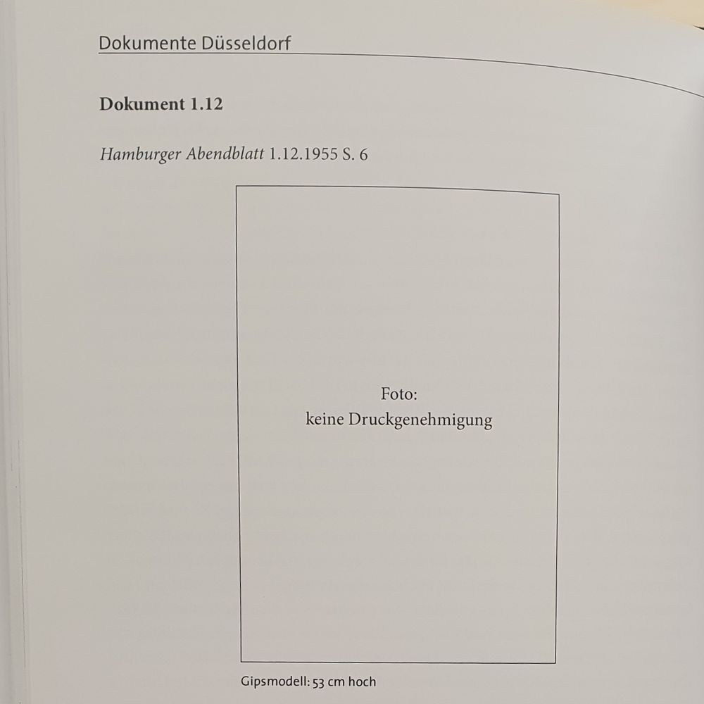 Eine Buchseite auf der ein Foto des Hamburger Abendblatts abgebildet ist. Anstelle des Fotos steht. Keine Druckgenehmigung