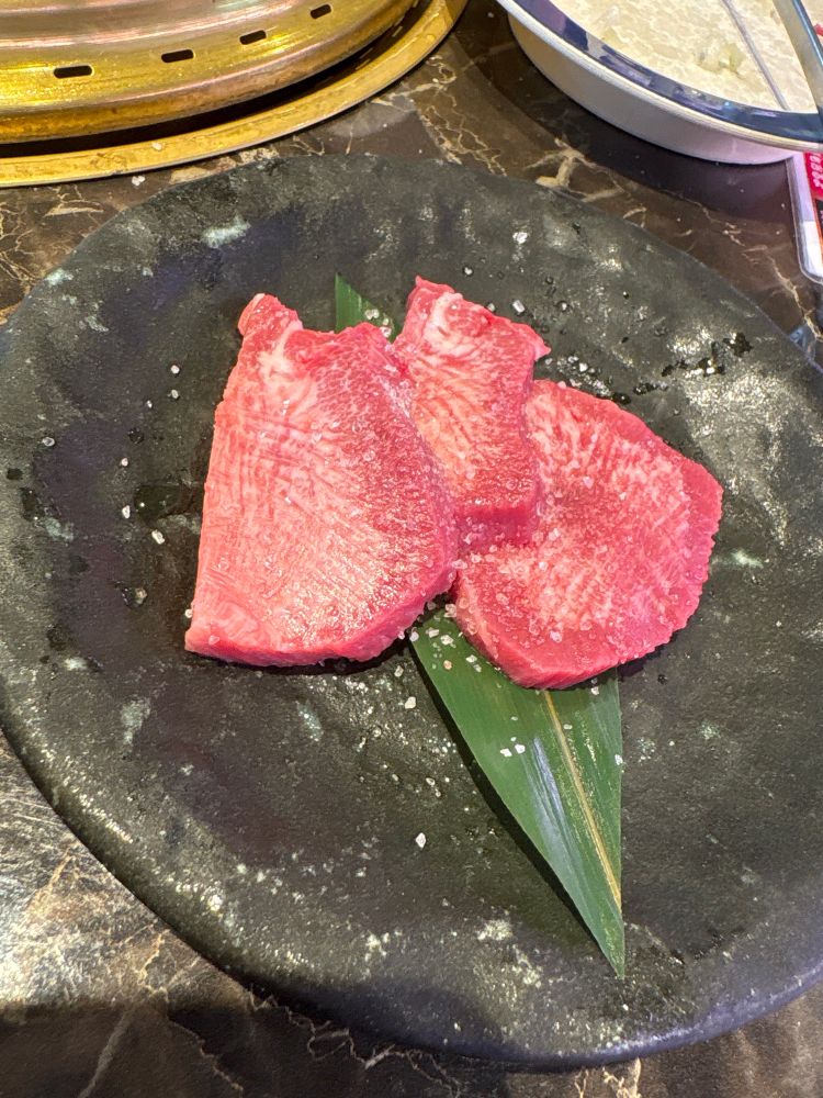 回転寿司みたいに回ってくる牛タン(笑)