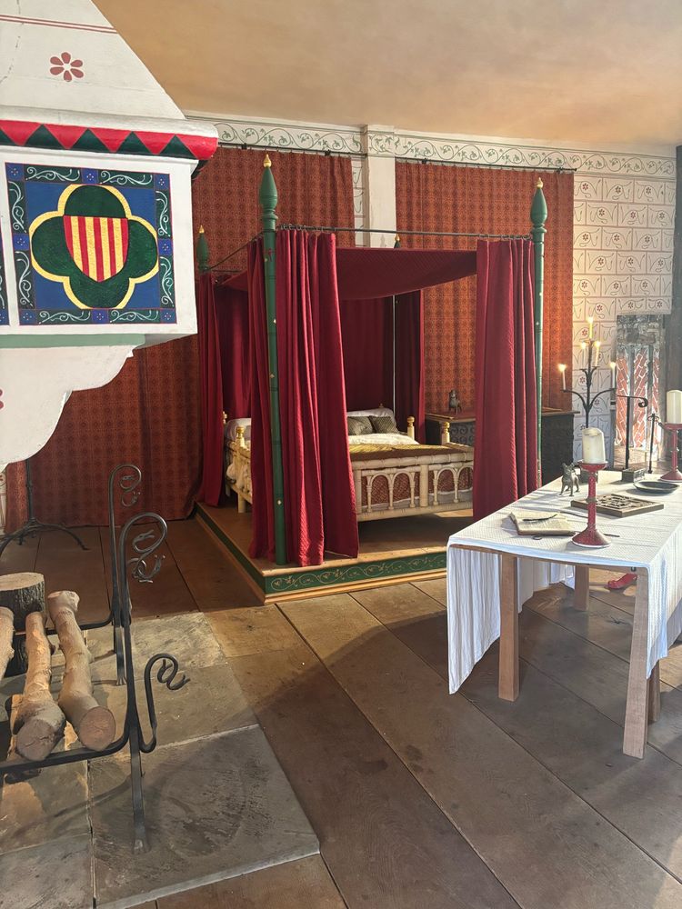 The King’s bedroom (Edward I a.k.a. Edward the Confessor) including a simple fireplace and elaborate medieval four poster bed) - Tower of London 