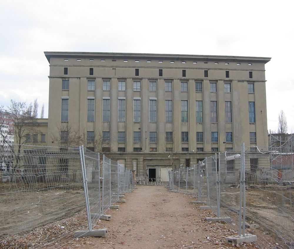 foto da Berghain, uma construção enorme com um aterro podre na frente 
