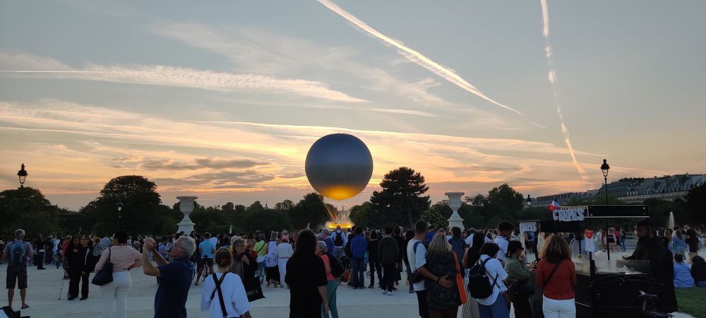 Une photo de la vasque avec pleins de gens dedans sur le bas de la photo