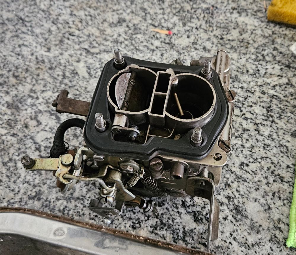 Carburador, on top of a sink, waiting to be disassembled