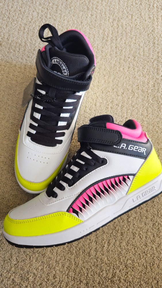 L.A. Gear hot pink flames version, similar to the late 80's/early 90's style.