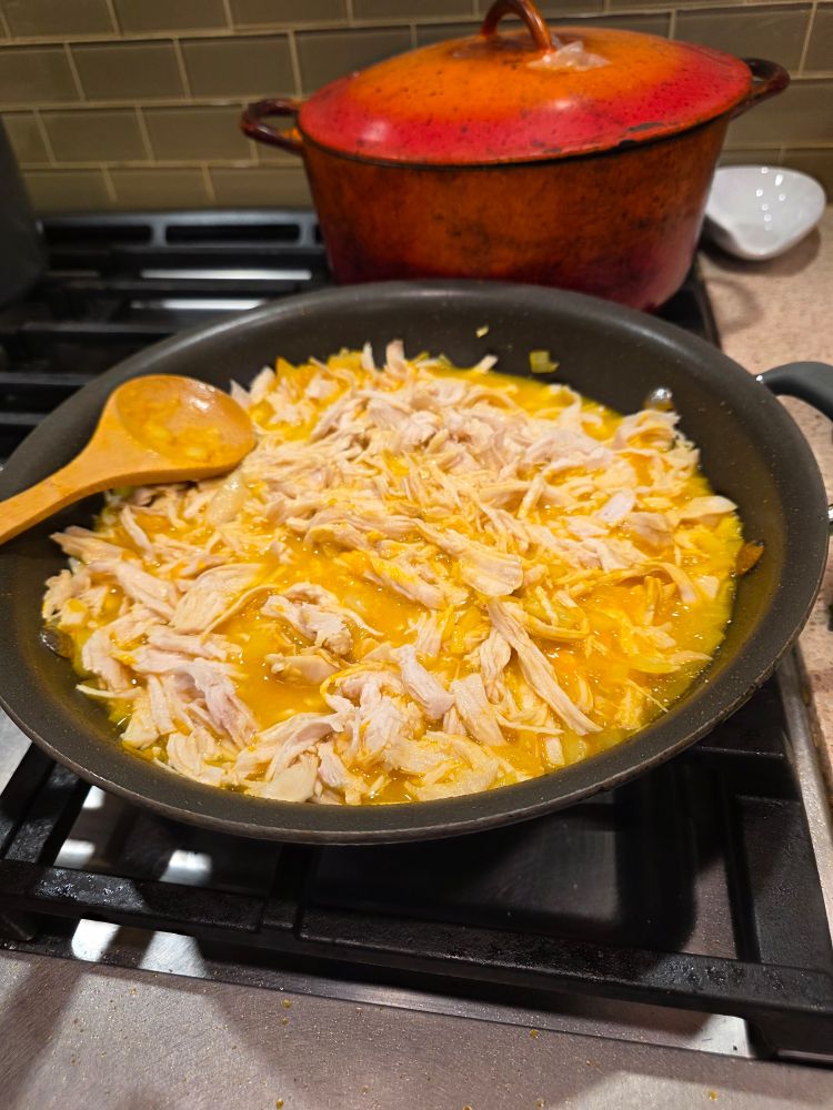 A sauce and chickens 