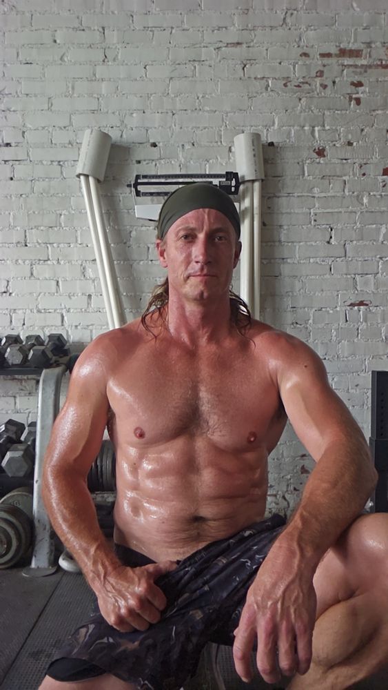 #bodypositivity #fineartnude #selflove #nudityisart #nudityisfreedom #nudeart #maleform #sexpositive #nudephotography #artisticnude #selfportrait #naked #46andfit #gym #summer
