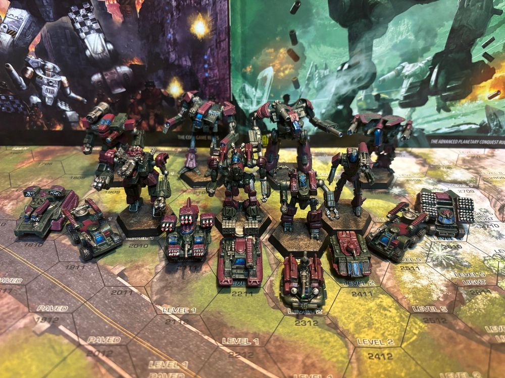 A group of Battletech Mechs and vehicles painted as the Republic Standing Guard of the Republic of the Sphere.