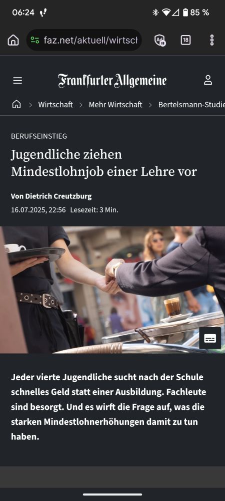 Screenshot eines Artikels der Frankfurter Allgemeinen Zeitung (FAZ) auf faz.net mit folgendem Titel und Teasertext: ‚Berufseinstieg – Jugendliche ziehen Mindestlohnjob einer Lehre vor.

Darunter Bild eines Kellners beim Servieren von Kaffee an einen Gast im Außenbereich eines Cafés. 

Darunter der Artikelanriss: ‚Jeder vierte Jugendliche sucht nach der Schule schnelles Geld statt einer Ausbildung. Fachleute sind besorgt. Und es wirft die Frage auf, was die starken Mindestlohnerhöhungen damit zu tun haben.‘