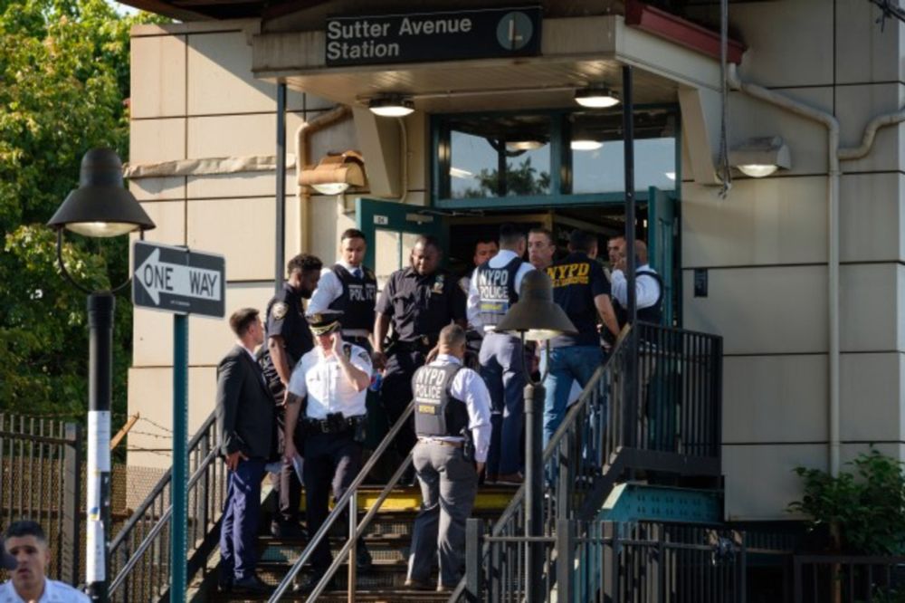 NYPD officer, 3 others shot during showdown with knife-wielding farebeater at Brooklyn L subway station