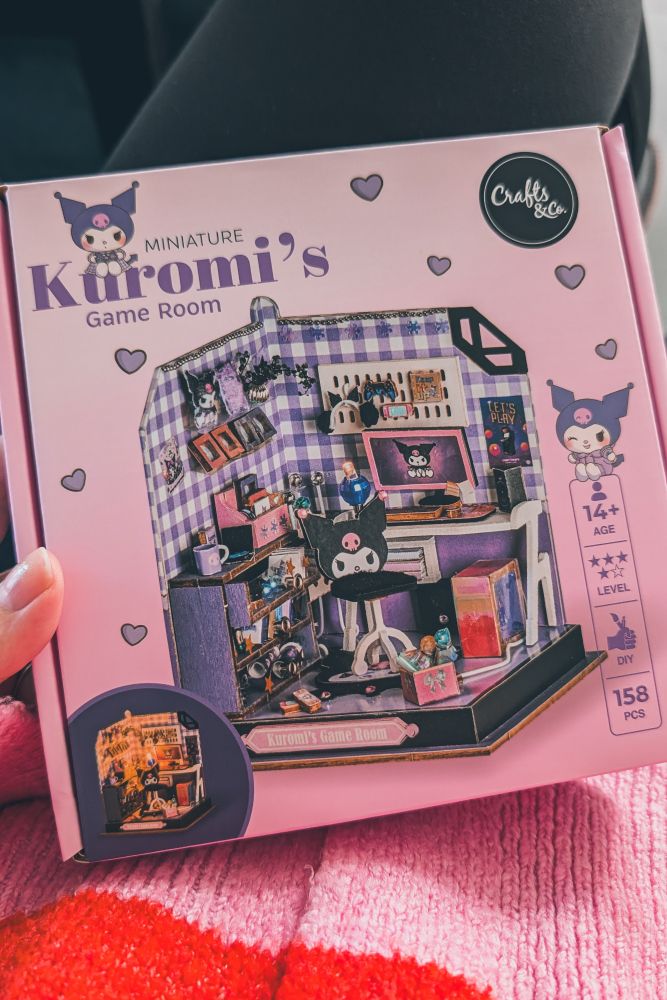 Foto einer Bastelbox „Kuromi’s Game Room“ von Crafts & Co mit Miniatur-Spielzimmer in lila Karomuster