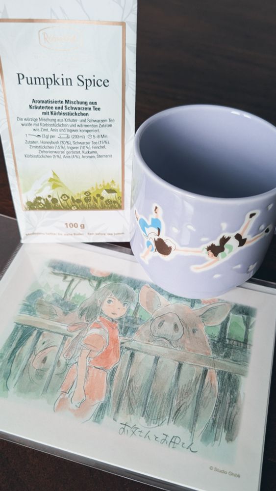 Foto von einer Tasse und einer Postkarte mit Chihiros Reise ins Zauberland Motiv und einem "Pumpkin Spice" Tee