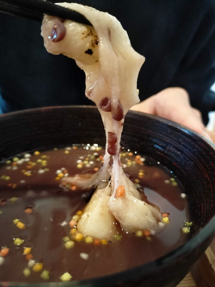 おしるこの写真 焼いた餅と浮かぶあられが美しい