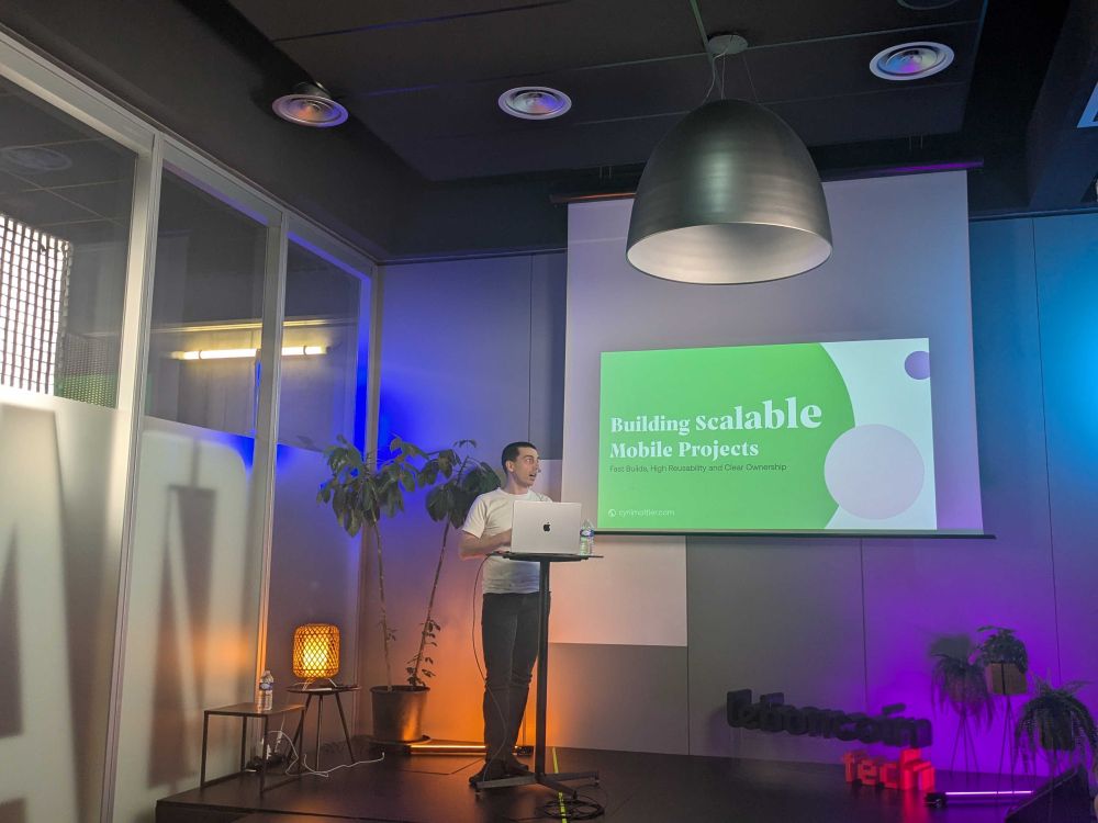 Cyril Mottier sur scène. La slide dit "Building scalable Mobile Project" avec la taille de "scalable" qui augmente petit à petit.