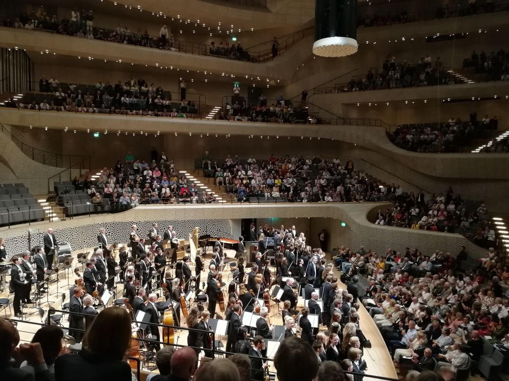 Bild aus dem Großen Saal der Elbphilharmonie nach der Uraufführung der 3. Sinfonie von Alex Nante durch das Philharmonische Staatsorchester und die Audi-Jugendchorakademie. Gesangssolisten: Evan Hughes und Mojca Erdmann. Orgel: Olivier Latry. 
