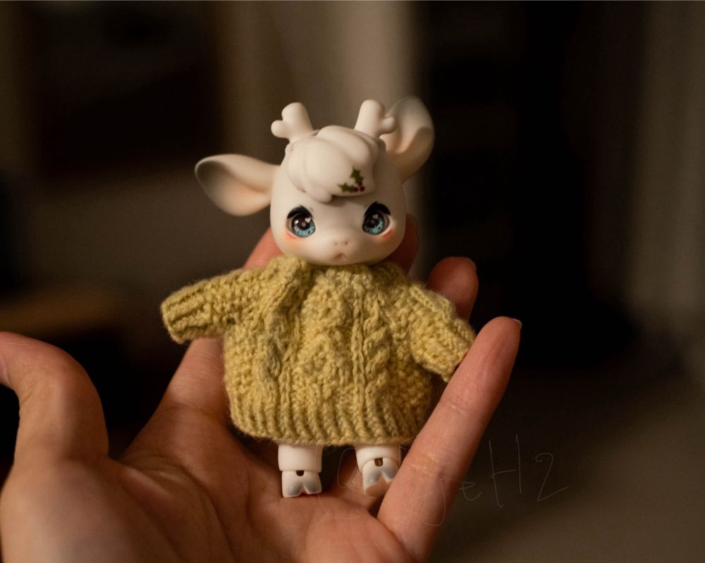 黄色いアランセーターを試着するソフィーちゃんが、私の手のひらに立っています。
ソフィーはcocoriangアニマルドールのIndy、女の子です、よろしくね。