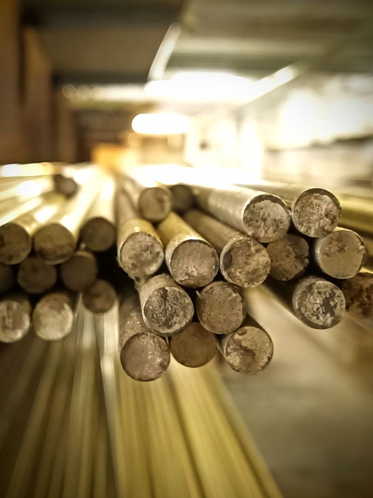 Metallstäbe,Blick auf die kreisförmigen Unterseiten,liegend gelagert