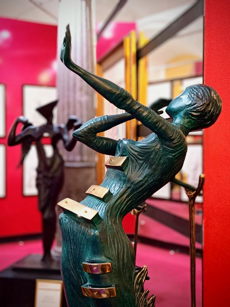 Sculptur von Salvador-Dali Frau mit Schubladen im Körper.hintergrund verschwimmen Rot und weiter Ausstellungsobjekte