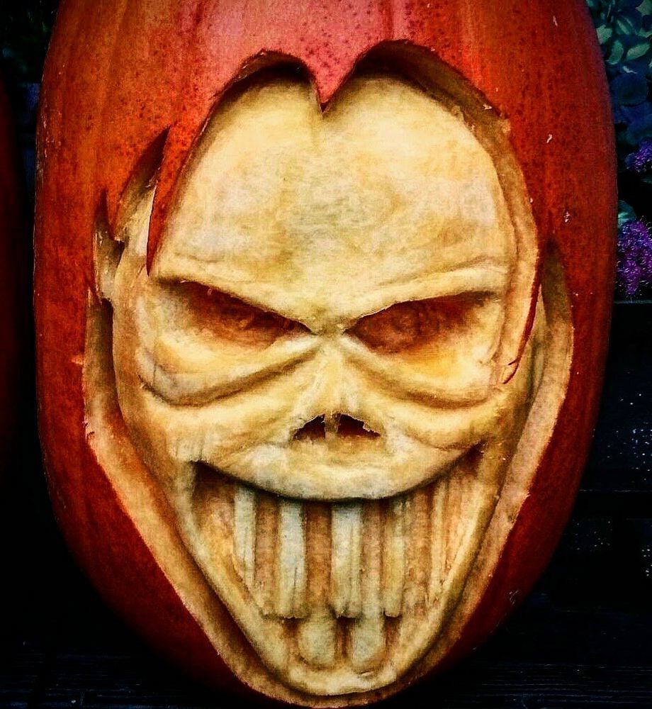 Kürbis mit ziemlich echt aussehenden Totenkopfgesicht,plastisch rausgeschnitzt 