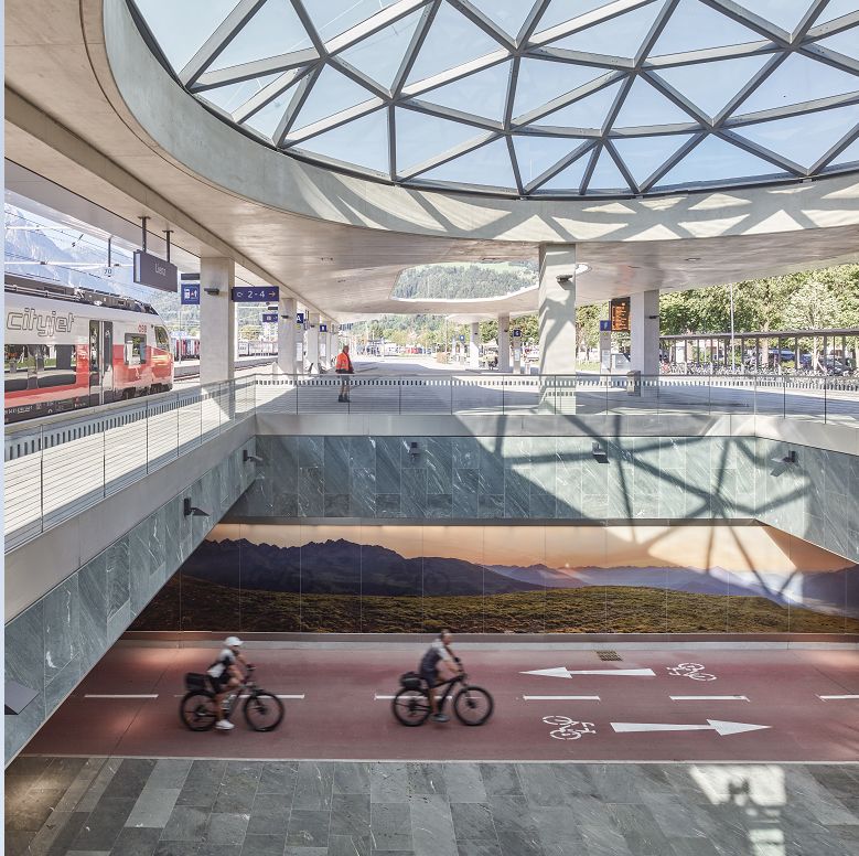 Foto zeigt Rad-Unterführung des Bahnhof Lienz, links darüber einen Zug, rechts neben Zug Busstation. Foto: Stadtgemeinde Lienz