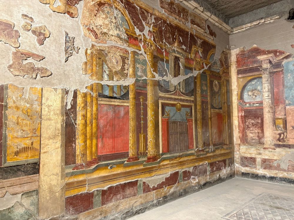 Lavish architectural fresco, Oplontis