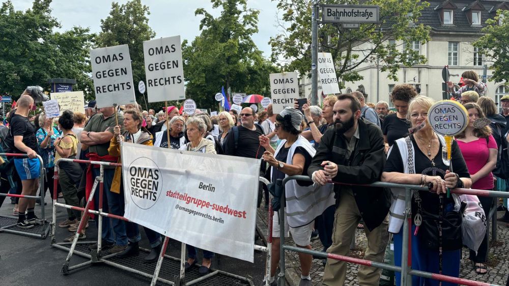 Rechtsextremer hält „Remigrations“-Vortrag: Hunderte demonstrieren gegen Auftritt von Martin Sellner in Berlin