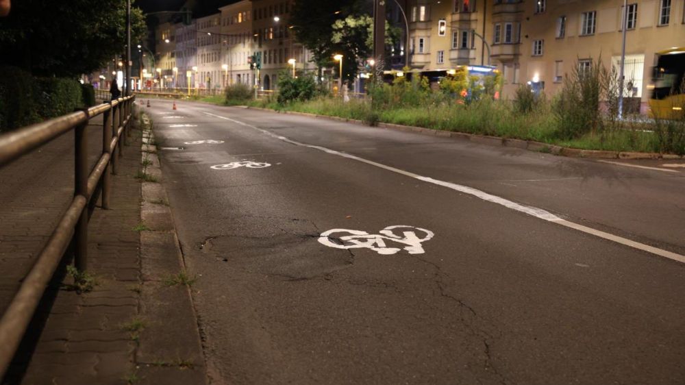 Gestoppte Radschnellverbindungen in Berlin: Fahrradaktivisten malen provisorischen Radweg in Weißensee auf Straße