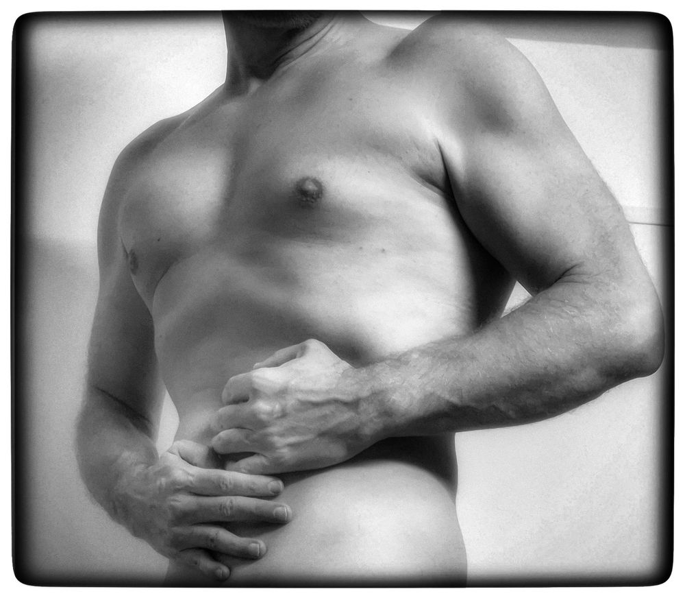 Moi torse nu. Mes mains sur le ventre. Noir et blanc 