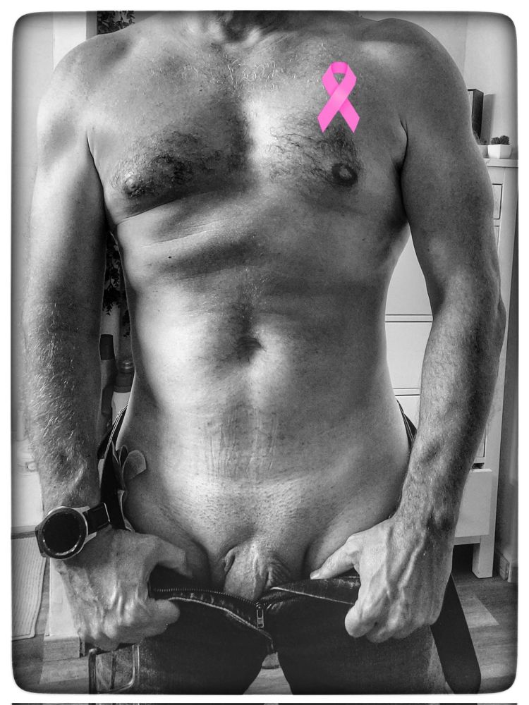Moi torse nu avec un ruban rose pour soutenir Octobre Rose. 