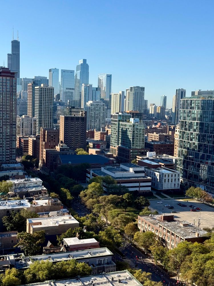 Marathon runners 🏃‍♀️ on Lasalle st heading north around mile 4. Sears tower in the distance. 