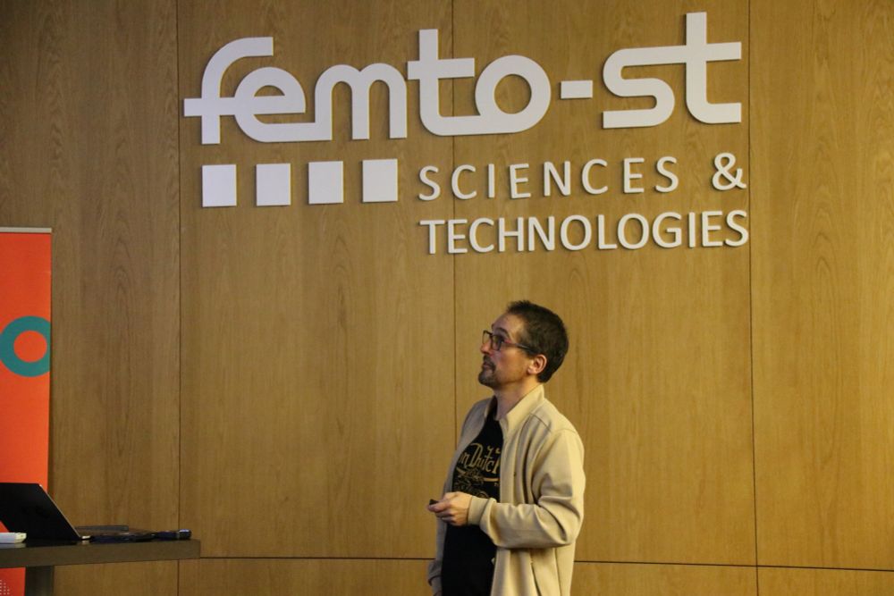 Thibaut Sylvestre delivering his talk in the FEMTO-ST lecture hall.