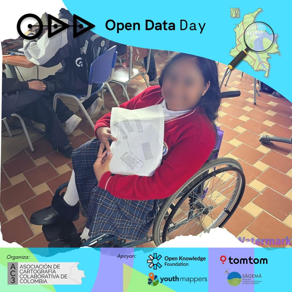 Foto de estudiante en silla de ruedas, mostrando su trabajo sobre una hoja de FieldPapers.
Abajo los logos de quien organiza (AC3-Asociación de Cartografía Colaborativa de Colombia) y quienes apoyan: OpenKnowledge Foundation, YouthMappers, TomTom, Sagema.