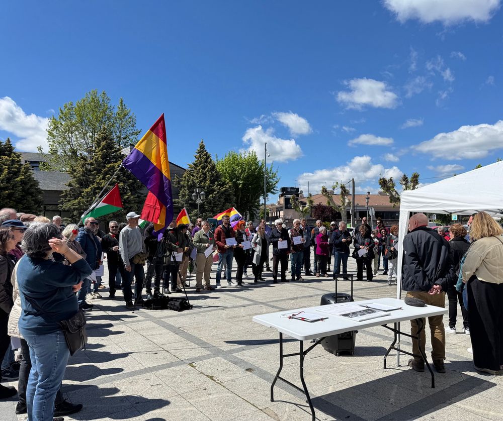 Foto de la plaza con la gente con carteles con los nombres de los deportados, banderas republicanas y palestinas. 