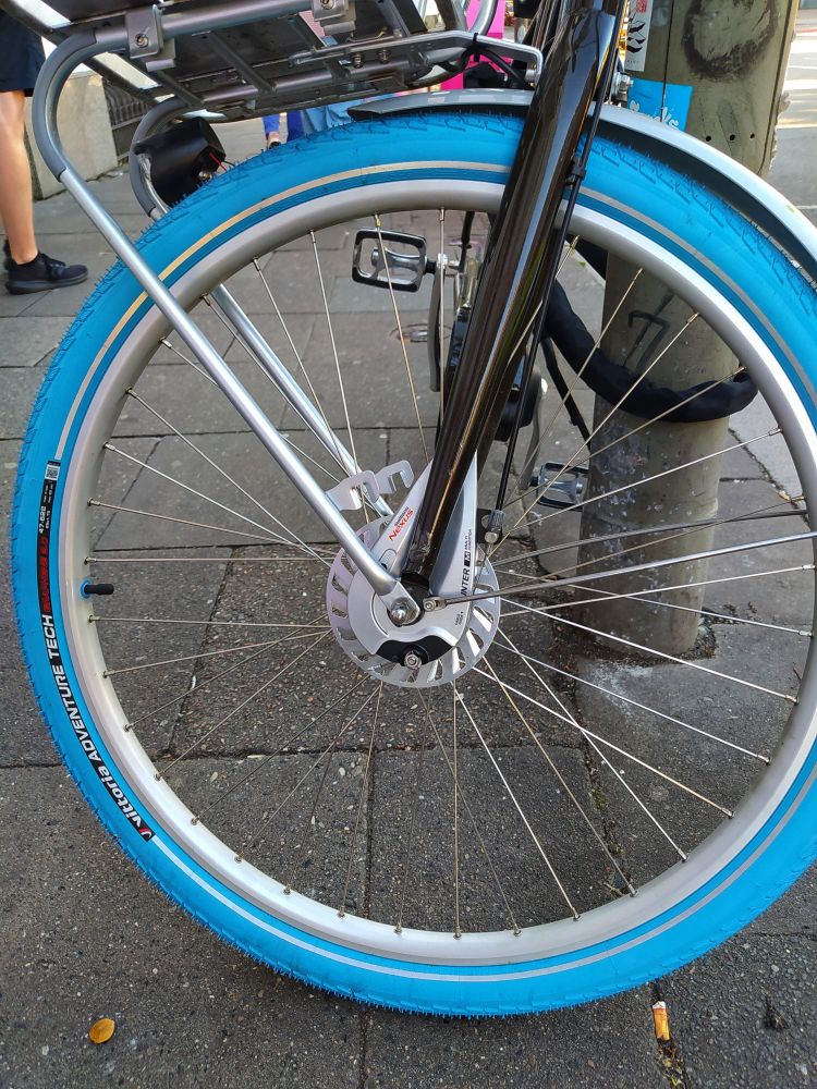 Vorderrad eines Fahrrades mit himmelblau Reifen