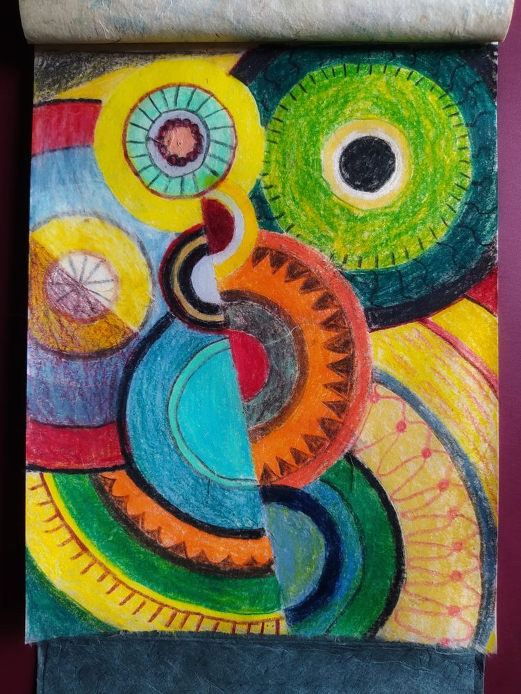 Halbkreise und Ringe zum Teil mit Muster in kräftigen Farben. Entlang einer Linie von links oben nach rechts unten enden die Halbkreise