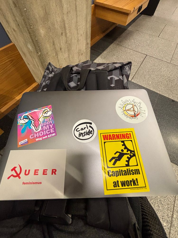 MacBook mit linken Stickern