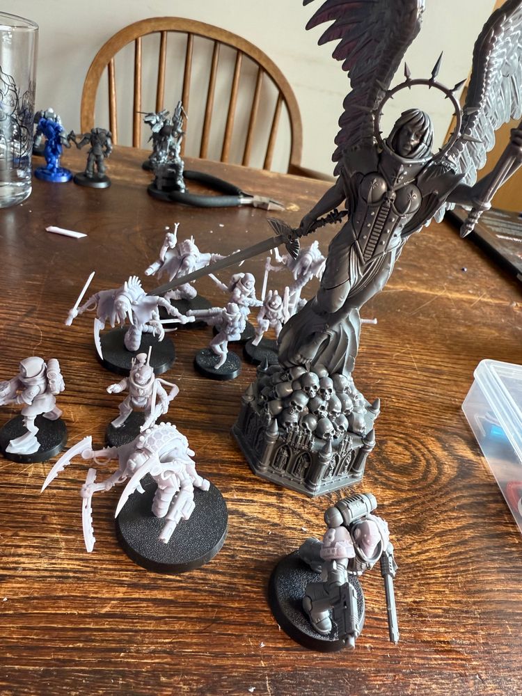 A proxy Hunter Clade kill team full of extremely pointy mechanical horrors, a statue of St Celestine, and a single assault marine with a printed beaky helmet 