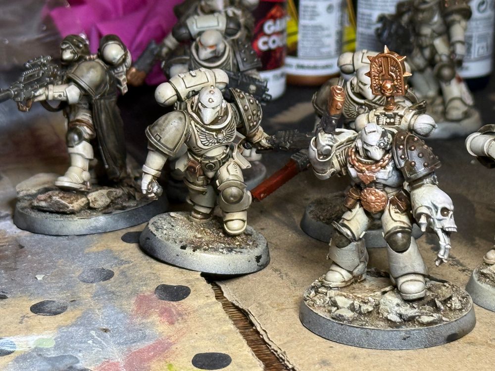 A bunch of oil-washed space marines in vaguely ossuary colours 