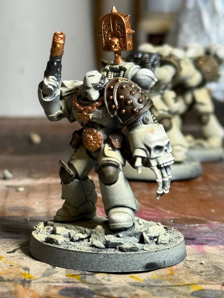 A retro-styled beaky Space Marine captain, with a plasma pistol and a skull-decorated power fist. Painted, but I guess you'd call it 'table ready' – no washes yet. 